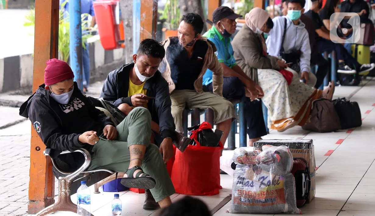 Sejumlah calon penumpang menunggu jadwal keberangkatan bus di Terminal Kalideres, Jakarta, Minggu (22/12/2020). Menjelang Natal dan Tahun Baru 2021, Terminal Kalideres terpantau ramai. (Liputan6.com/Angga Yuniar)