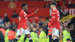Laga debutnya justru telah terjadi di pekan ke-37 Liga Ingris 2021/2022 saat MU bermain imbang 1-1 dengan tamunya Chelsea (28/4/2022). Saat itu ia dimasukkan Ralf Rangnick hanya 1 menit sebelum waktu normal berakhir menggantikan Anthony Elanga. (AFP/Lindsey Parnaby)