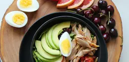 Terlalu sering mengonsumsi makanan yang sangat diproses dan tinggi gula bukan hanya berdampak pada kesehatan dari dalam, tetapi juga bisa terlihat dari luar. [Dok/Freepik.com/Jane T D.].