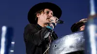 Aktor Johnny Depp saat mempresentasikan film terbarunya berjudul The Libertine di festival musik Glastonbury di Worthy Farm, di Somerset, Inggris, (22/6). (Photo by Grant Pollard/Invision/AP)