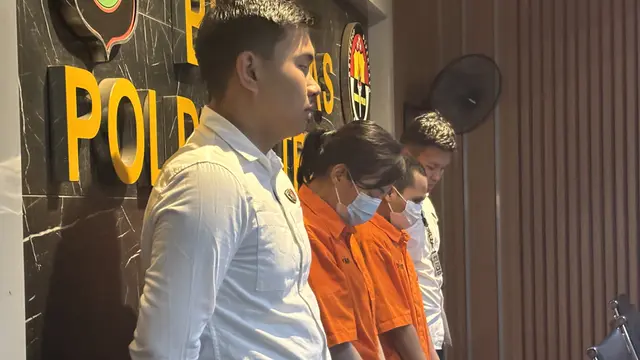 Polisi menangkap pelaku yang menipu seorang pensiunan ASN dengan modus mengirimkan aplikasi APK.