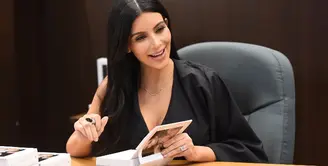 Kabar mengenai anak ketiga Kim Kardashian dan Kanye West memang simpang siur. Sempat beredar kabar bahwa Kim menampik berita itu dan menyebutnya hanya sekedar rumor, namun kini terungkap biaya yang dikeluarkan Kim. (AFP/JASON MERRITT)