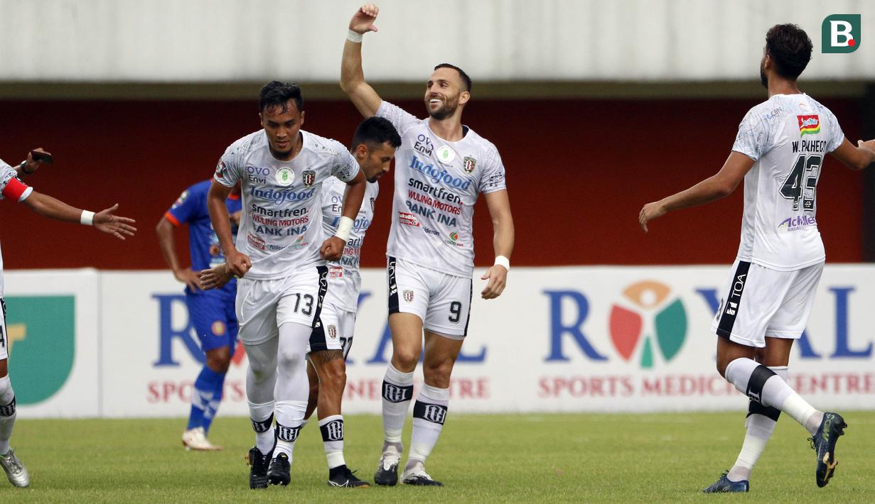 Penyerang Bali United, Ilja Spasojevic (tengah) melakukan selebrasi usai menjebol gawang Persiraja Banda Aceh dalam pertandingan Babak Penyisihan Grup D Piala Menpora 2021 di Stadion Maguwoharjo, Sleman. Senin (29/3/2021). (Bola.com/Ikhwan Yanuar)