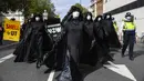 Aktivis Extinction Rebellion berbaris di sepanjang Parliament Street sebagai bagian dari protes perubahan iklim di London, Inggris, Selasa (8/9/2020). Menggelar aksi di tengah pandemi COVID-19, para aktivis mengenakan masker selama protes berlangsung. (AP Photo/Alberto Pezzali)