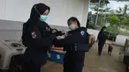 Pelatih K9 wanita Putri Istyan (kiri) bersama rekannya Widiya Hutahean (tengah) dan Nina Herlina (kanan) mempersiapkan untuk latihan di Markas Komando K9 BNN, Selasa (8/3/2022). (merdeka.com/Imam Buhori)