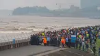 Warga menyaksikan gelombang pasang Sungai Qiantang dari pinggir sungai di Hangzhou, Zhejiang, China, 4 Oktober 2020. Gelombang pasang Sungai Qiantang yang terkenal dengan tinggi dan kecepatannya terjadi bertepatan dengan libur Hari Nasional dan Festival Pertengahan Musim Gugur. (Xinhua/Jiang Han)