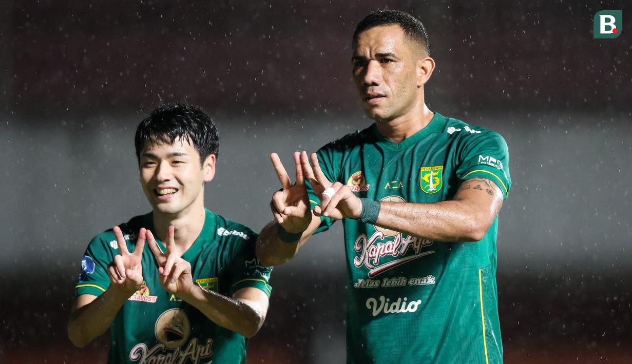 Pemain Persebaya Surabaya, Jose Wilkson (kanan) melakukan selebrasi bersama Taisei Marukawa usai mencetak gol kedua timnya ke gawang Persiraja Banda Aceh dalam laga pekan ke-10 BRI Liga 1 2021/2022 di Stadion Maguwoharjo, Sleman, Minggu (31/10/2021). (Bola.com/Bagaskara Lazuardi)
