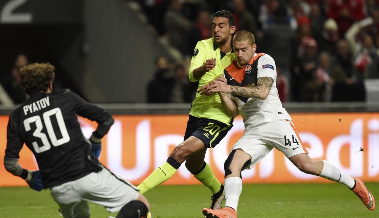 Pemain Braga, Hassan (tengah), berusaha melewati hadangan pemain Shakhtar pada laga leg pertama perempat final Liga Europa, di Stadion AXA, Braga, Jumat (8/4/2016) dini hari WIB. (AFP/Francisco Leong)