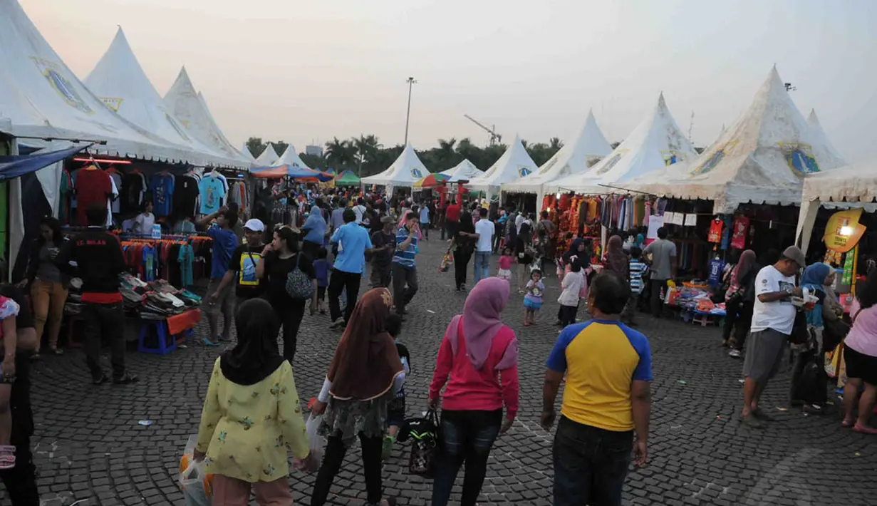 Suasana meriah Lebaran Betawi 2014 di pelataran timur Monas, Jakarta, (13/9/14). (Liputan6.com/Herman Zakharia) 