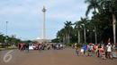 Libur Natal dimanfaatkan warga untuk berwisata ke Monumen Nasional (Monas), Jakarta, Sabtu (26/12/2015). Akses yang mudah dan harga yang murah menjadi alasan warga menjadikan Monas tujuan wisata mereka. (Liputan6.com/Yoppy Renato)
