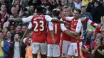Para pemain merayakan gol yang dicetak oleh gelandang Arsenal, Aaron Ramsey, ke gawang Everton pada laga Premier League, di Stadion Emirates, Minggu (21/5/2017).  Arsenal menang 3-1. (EPA/Gerry Penny)