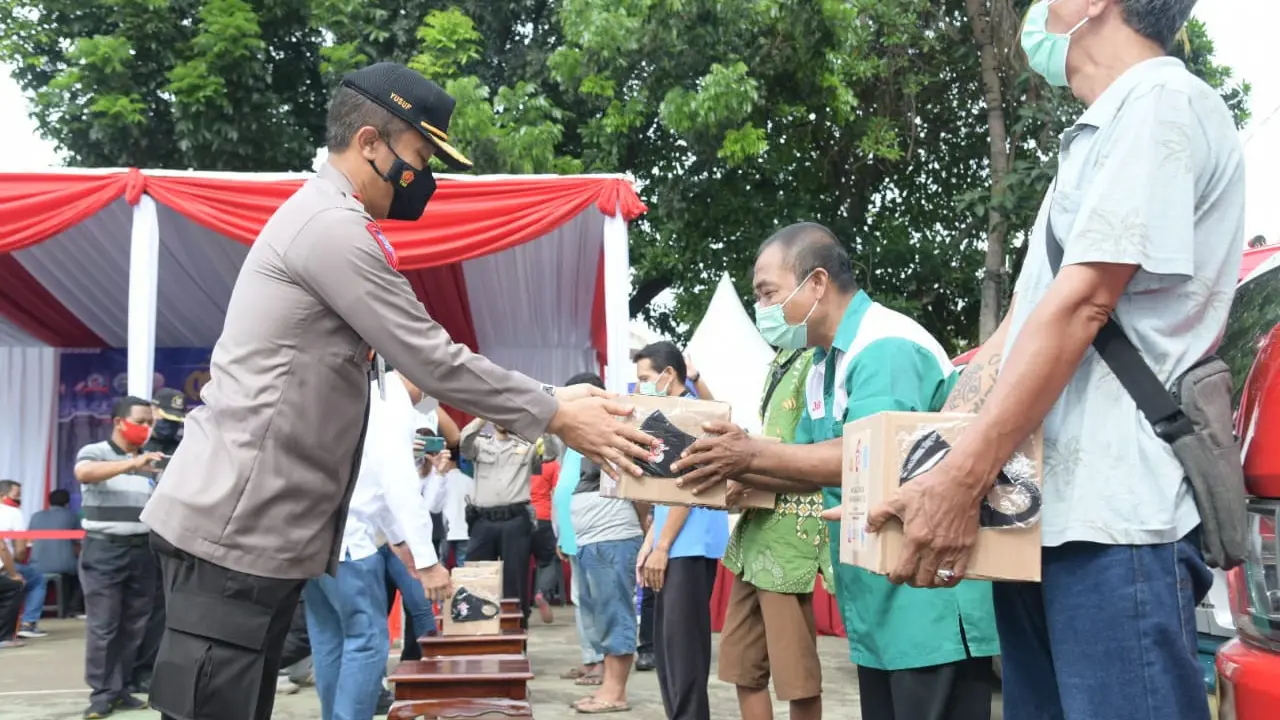 Direktur Reggident Korlantas Polri, Brigjen Pol Yusuf membagikan bansos bagi supir angkot hingga pemulung di kawasan Bintaro, jakarta Selatan. (Istimewa)