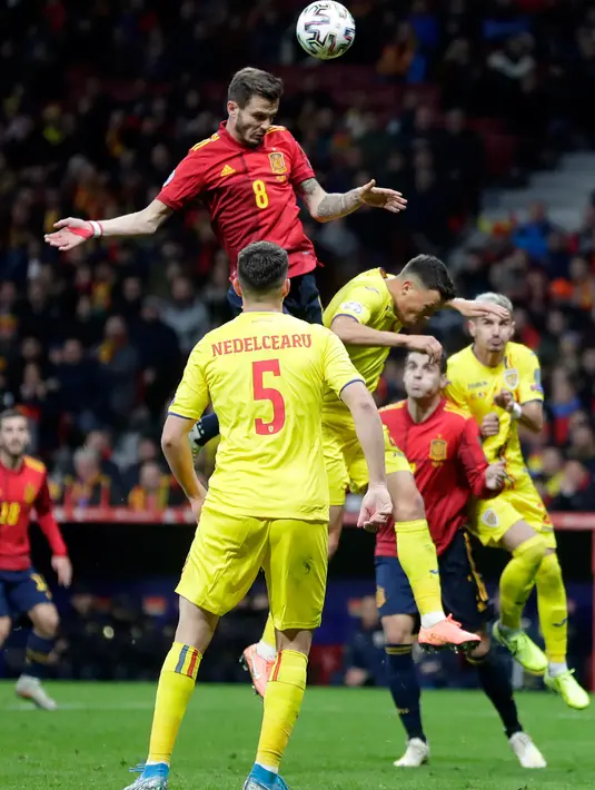 Gelandang Timnas Spanyol, Saul Niguez melompat saat berebut bola pada matchday ke-10 Grup F Kualifikasi Piala Eropa 2020 melawan Rumania di Wanda Metropolitano, Senin (18/11/2019). Spanyol berhasil menggasak Rumania 5-0. (AP Photo/Manu Fernandez)