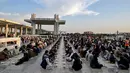 Umat Muslim menunggu waktu berbuka puasa selama bulan suci Ramadan di Masjid Faisal, Islamabad, Pakistan pada 16 Maret 2025. (Aamir Qureshi/AFP)
