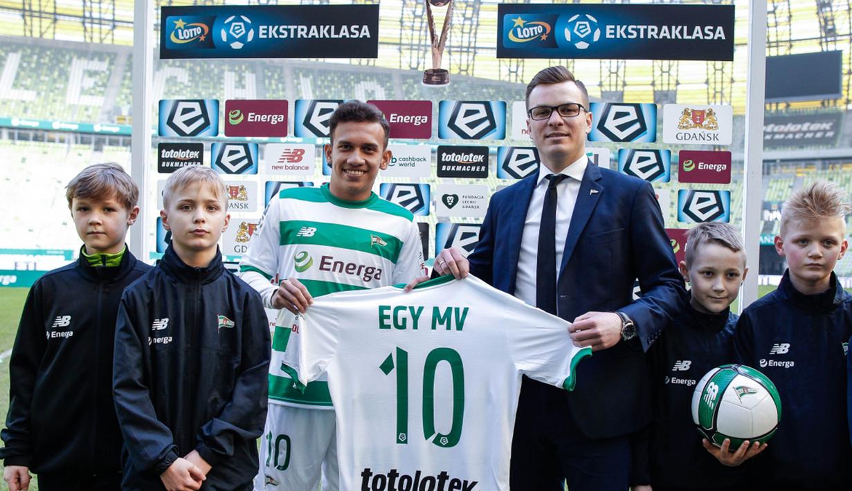 Pesepak bola Indonesia, Egy Maulana memakai jersey nomor 10 saat diperkenalkan sebagai pemain baru Lechia Gdansk di Stadion Energa Gdańsk, Polandia, Minggu (11/3/2018). Dirinya dikontrak Lechia Gdansk selama tiga musim. (Lechia Gdansk)