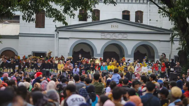 Ribuan warga memadati kawasan Alun-Alun Kota Bogor saat perayaan Hari Jadi Bogor (HJB) ke-540 pada Jumat, 3 Juni 2022. (Liputan6.com/Achmad Sudarno)