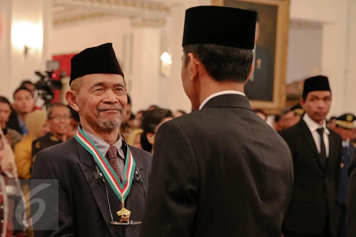 20150813-46 Tokoh Nasional Dapat Tanda Kehormatan dari Jokowi-Jakarta
