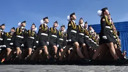 Tentara wanita Rusia saat latihan parade militer di Lapangan Merah di Moskow pada 7 mei 2015. Di tengah kepungan pasukan negara Pakta Pertahanan Atlantik Utara (NATO) di wilayah perbatasan tidak membuat Rusia gentar. (AFP Photo / Kirill Kudryavtsev)