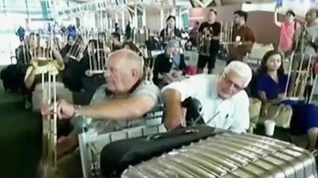Penumpang Main Angklung Bareng di Bandara Soekarno Hatta
