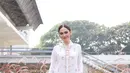 Syifa Hadju tampil manis mengenakan kebaya encim berwarna putih dengan bordir floral yang klasik dan sederhana, dipadunya pakai kain batik bernuansa kehijauan yang serasi. [Foto: Instagram/syifahadju]