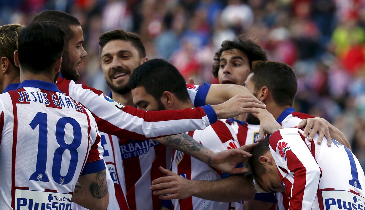 Antoine Griezmann berselebrasi bersama para pemain Atletico Madrid usai mencetak gol ke gawang Real Sociedad di Stadion Vicente Calderon, (8/4/2015). ( REUTERS/Susana Vera)