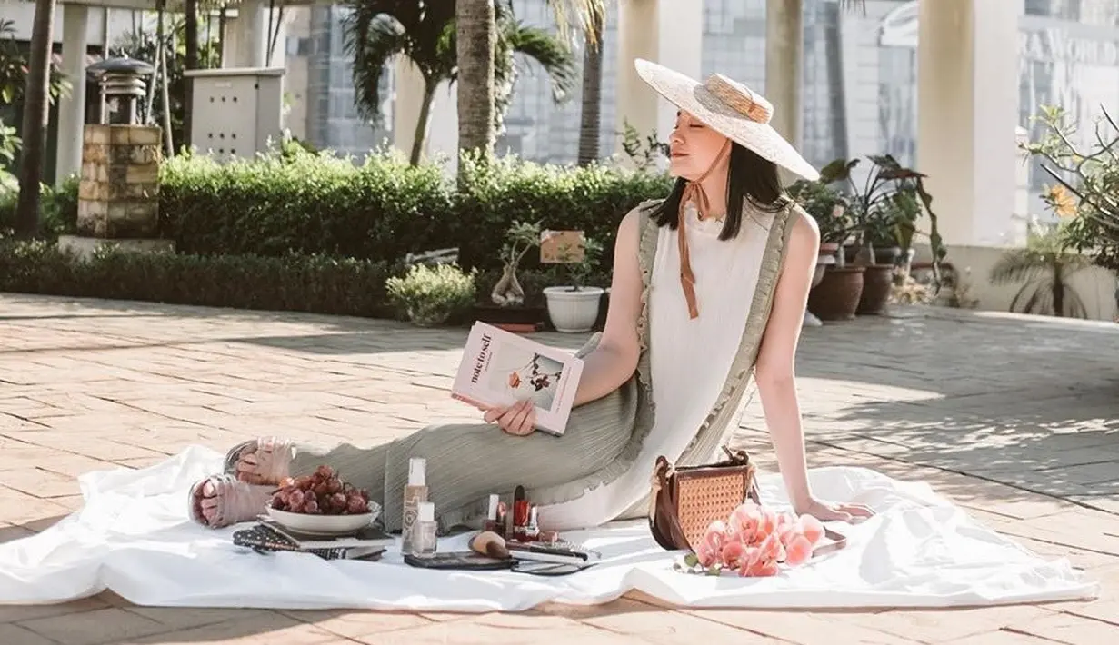Wanita kelahiran 1996 ini tampak sangat cantik saat berpose di bawah sinar matahari. Menggunakan pakaian berwarna putih dengan outer berwarna agak gelap, penampilannya ditambah dengan topi lebar sangat mengagumkan. (Liputan6.com/IG/@pattdevdex)