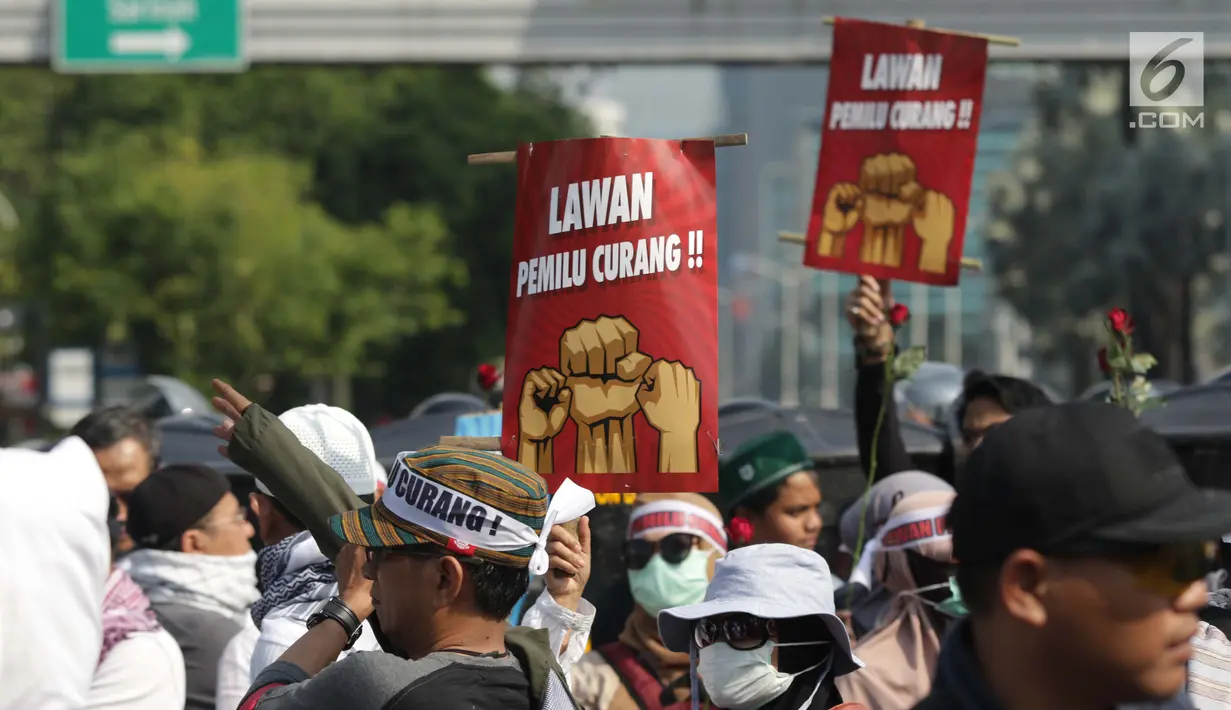 Sejumlah peserta aksi massa Gerakan Nasional Kedaulatan Rakyat saat unjuk rasa di depan Gedung Bawaslu, Jl MH Thamrin Jakarta, Selasa (21/5). Mereka menolak hasil Pemilu 2019 yang dinilai banyak terdapat kecurangan. (Liputan6.com/Helmi Fithriansyah)