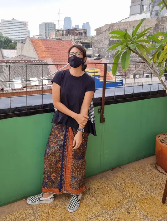 Batik dengan sneaker sudah bukan lagi perjodohan yang dipaksakan, melainkan sudah saling klop. Begitu juga dengan tampilan kasual OOTD Dian dengan atasan berpotongan loose yang dipasangkan dengan kain bersiluet H yang terlihat relaks dan nyaman (Foto: Instagram @therealdisastr)