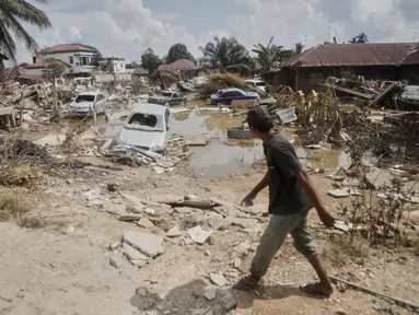 Puing-puing mobil berserakan di area yang hancur akibat banjir bandang di Aceh Tamiang, Jumat 5 Desember 2025. Sepekan lebih pasca terjangan banjir bandang, situasi dan kondisi Kabupaten Aceh Tamiang masih sangat memprihatinkan. (AP Photo/Binsar Bakkara)