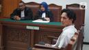 Aktor Jefri Nichol mengikuti sidang lanjutan dengan agenda pembacaan tuntutan di Pengadilan Negeri Jakarta Selatan, Senin (21/10/2019).  Jefri Nichol dituntut 10 bulan penjara serta direkomendasikan untuk menjalani rehabilitasi rawat jalan. (Liputan6.com/Immanuel Antonius)