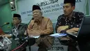 Ketua Umum MUI, Ma'ruf Amin (tengah) saat memberi keterangan pers terkait fatwa tentang organisasi Gafatar di Kantor MUI, Jakarta, Rabu (3/2).  Putusan MUI Pusat, telah melalui tahap kajian yang cukup lama dan menyeluruh. (Liputan6.com/Faisal R Syam)