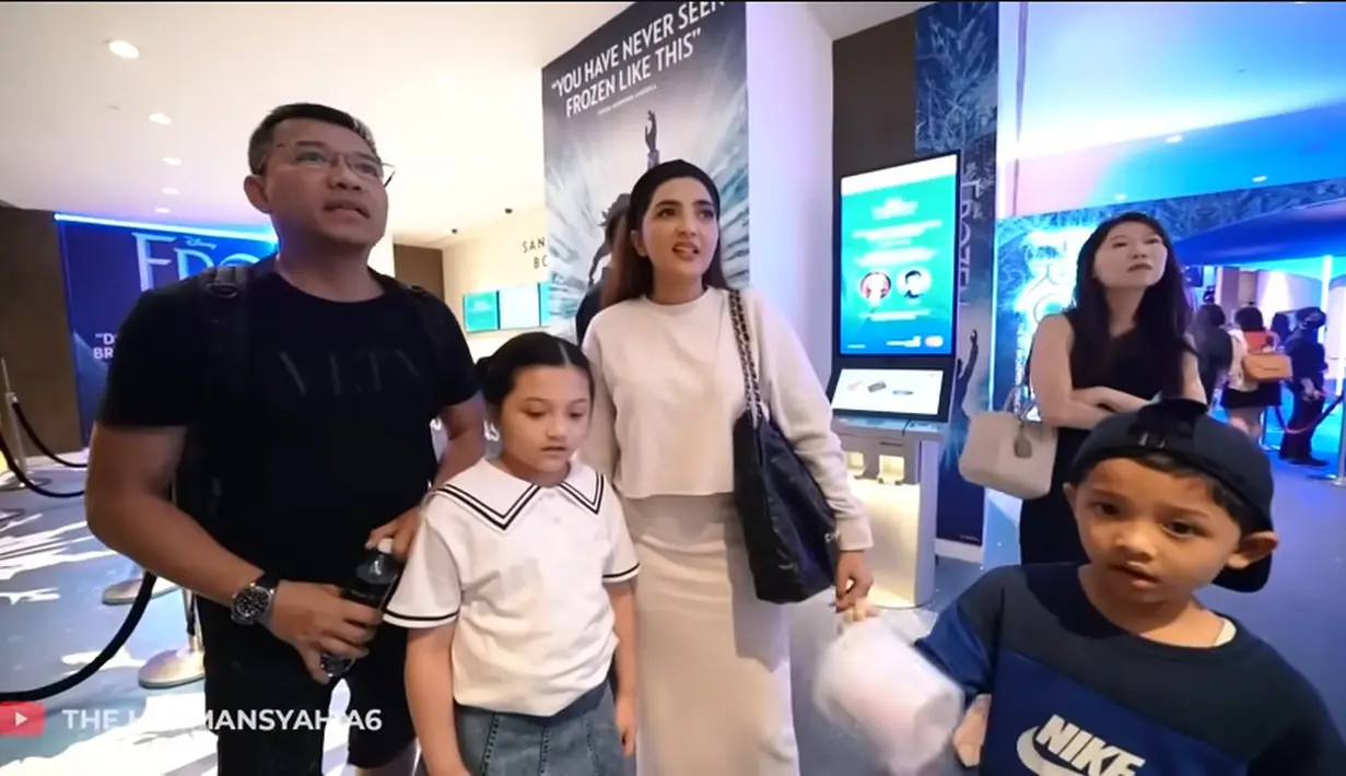 "Dia kayaknya seneng tersesat disini," celetuk Anang. "Yank (Anang), yang serius ah jangan macam-macam," jawab Ashanty. [Youtube/The Hermansyah A6]