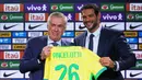 Diketahui, Carlo Ancelotti merupakan pelatih pertama non-Brasil dalam enam dekade terakhir yang dipercaya menukangi tim dengan lima gelar Piala Dunia tersebut. (AP Photo/Silvia Izquierdo)