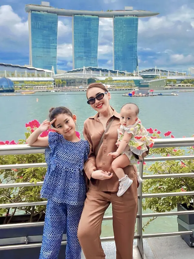 Adu Gaya Para Artis ke Singapura di Momen Libur Sekolah