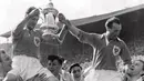 Satu-satunya trofi bergengsi yang pernah diraih Stanley Matthews (kanan) adalah menjuarai Piala FA 1953 bersama Blackpool usai menang dramatis atas Bolton Wanderers. (Foto: AP)