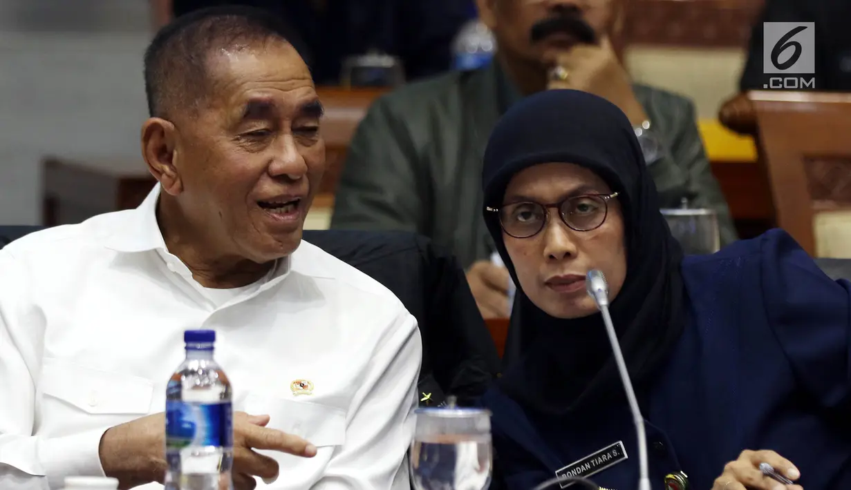 Menteri Pertahanan Ryamizard Ryacudu berbincang saat mengikuti Rapat Kerja dengan Komisi I DPR di Kompleks Parlemen, Senayan, Jakarta, Kamis (22/8/2019). Rapat tersebut Menhan mewakili Pemerintah membahas Pengelolaan Sumber Daya Nasional (RUU PSDN). (Liputan6.com/Johan Tallo)