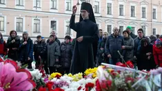 Seorang pendeta memimpin doa saat peringatan simbolik di stasiun kereta bawah tanah Technologicheskiy Institute di St. Petersburg, Rusia, Selasa (4/4). Dikabarkan 10 orang meninggal dalam tragedi tersebut. (AP Photo / Dmitri Lovetsky)