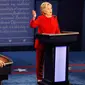  Capres dari Partai Republik,Donald Trump (kiri) saat debat Capres dari Partai Demokrat, Hillary Clinton (kanan) pada debat pertama pemilu Amerika Serikat di Hofstra University, Hempstead, New York, Senin (26/09). (AP Photo/David Goldman)