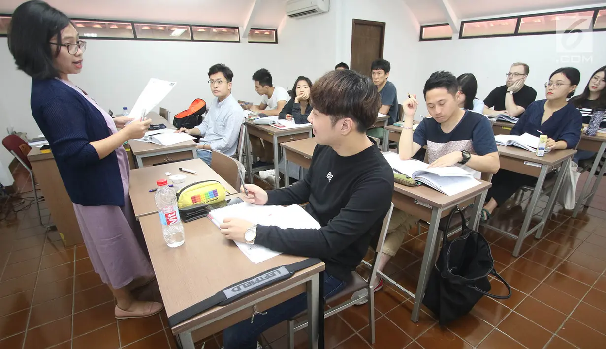 Seorang dosen mengajar bahasa Indonesia kepada mahasiswa asing di kampus Universitas Indonesia, Depok, Jawa Barat, Rabu (11/10). (Liputan6.com/Immanuel Antonius)