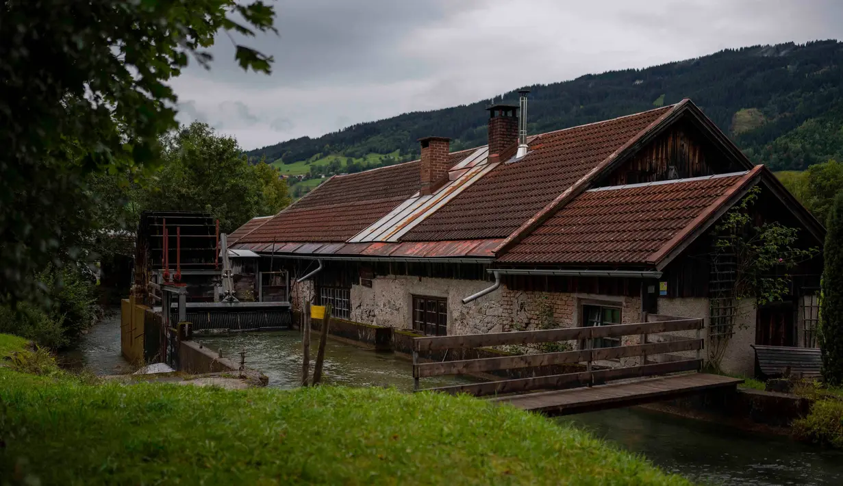 Pabrik miliknya telah berusia berabad-abad terletak di desa Bad Oberdorf, Bavaria, dekat perbatasan Austria. (AP Photo/Matthias Schrader)