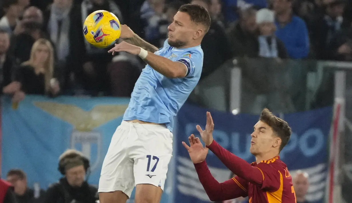 Pertandingan sendiri berlangsung alot dan panas sampai-sampai wasit Davide Massa harus mengeluarkan enam kartu kuning dalam pertandingan ini. (AP Photo/Gregorio Borgia)