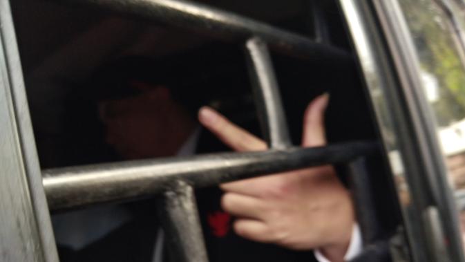 Musikus yang juga caleg Partai Gerindra, Ahmad Dhani dijatuhi hukuman 18 bulan penjara atas kasus dugaan ujaran kebencian atau hate speech dan langsung dibawa ke tahanan. (Liputan6.com/Ady Anugrahadi)