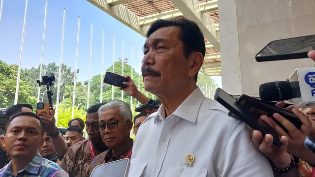 Menteri Koordinator Bidang Kemaritiman dan Investasi, Luhut Binsar Pandjaitan ditemui di JCC Senayan, Jakarta, Rabu (14/8/2024). Menko Luhut mengungkap mengenai masa depan PLTU Suralaya. (Arief/Liputan6.com)