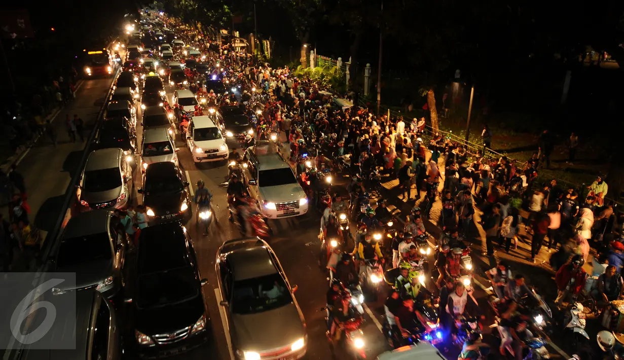 Pengendara terjebak kemacetan pasca perayaan malam pergantian tahun di Jalan Medan Merdeka Barat, Jakarta, Minggu (1/1). Ribuan warga merayakan malam pergantian tahun di sekitar kawasan Monas dan bundaran air mancur. (Liputan6.com/Helmi Fithriansyah)