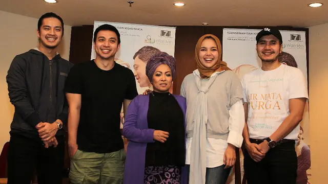 Dewi Sandra dan para pendukung film Air Mata Surga.