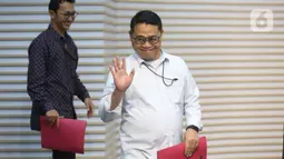 Uang ini diduga merupakan hasil pemerasan atau suap terkait proses pengisian perangkat desa (perades) dan jual beli jabatan di tingkat desa. Tampak dalam foto, Plt Deputi Penindakan dan Eksekusi Komisi Pemberantasan Korupsi (KPK), Asep Guntur Rahayu (kanan) sesaat sebelum membacakan rilis penetapan tersangka sekaligus penahanan Bupati Pati Sudewo di Gedung Merah Putih Komisi Pemberantasan Korupsi (KPK), Jakarta, Selasa (20/1/2026). (Liputan6.com/Helmi Fithriansyah)