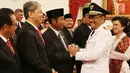 Politisi Abraham Lunggana memberi selamat kepada Gubernur DKI Jakarta, Djarot Saiful Hidayat usai dilantik di Istana Negara, Jakarta, Kamis (15/6). Pelantikan ini sesuai dengan Keputusan Presiden Nomor 76P Tahun 2017. (Liputan6.com/Angga Yuniar)