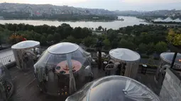 Foto yang diabadikan pada 16 Juni 2020 ini menunjukkan zona aman untuk para pelanggan di sebuah restoran di Istanbul, Turki. Terlihat seperti stoples transparan, restoran ini sepenuhnya terlindung dan steril dari COVID-19. (Xinhua/Osman Orsal)