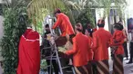 Presiden Joko Widodo (Jokowi) menaiki tangga untuk memasang bleketepe di kediamannya Jalan Kutai Utara, Solo, Selasa (7/11). Pemasangan bleketepe itu merupakan bagian dari prosesi adat pernikahan Kahiyang Ayu dan Bobby Nasution (Liputan6.com/Angga Yuniar)