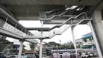 Pekerja berada di Bangunan JPO halte layangTransjakarta CSW di Kebayoran Baru, Jakarta, Senin (9/1). Untuk mencapai halte tersebut, calon penumpang bus Trans-Jakarta harus melewati 130 anak tangga. (Liputan6.com/Immanuel Antonius)